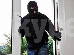 Издирват дързък крадец, тарашил жилище във Видин