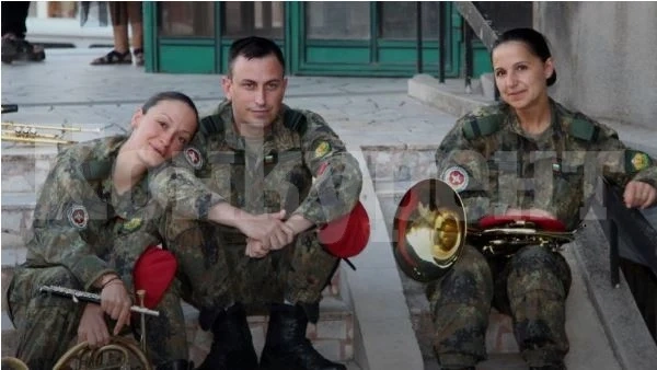 Армията си търси оркестранти, изпитва ги на коремни преси