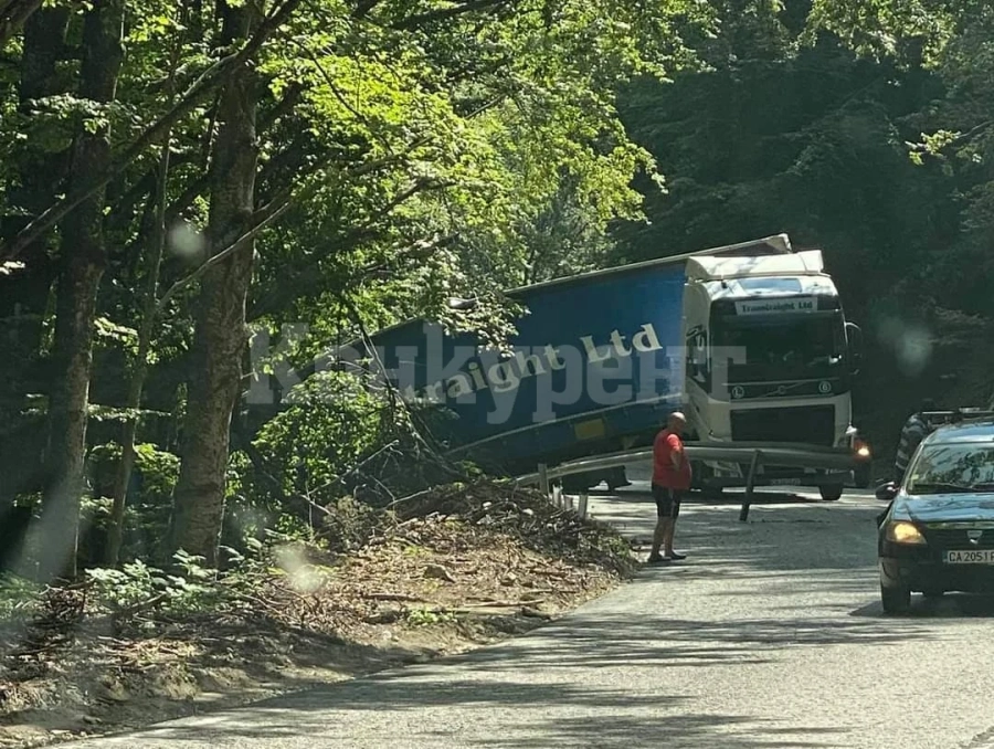 ТИР блокира прохода Петрохан