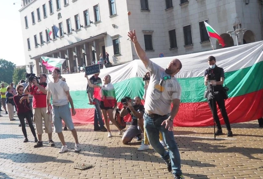 Първи арест: Задържаха момче с нож, яйцата полетяха