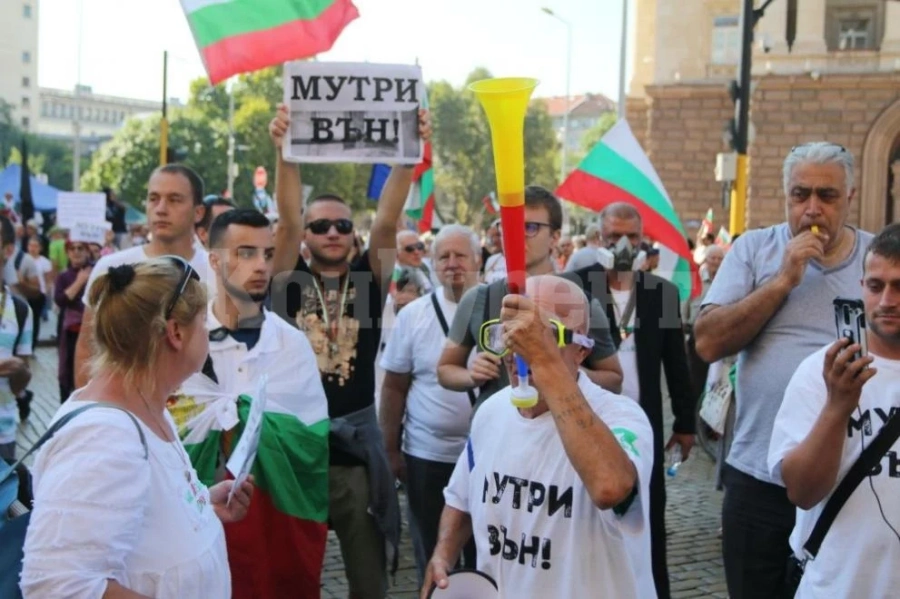 Шестима задържани на КПП-та на протеста заради опасни предмети