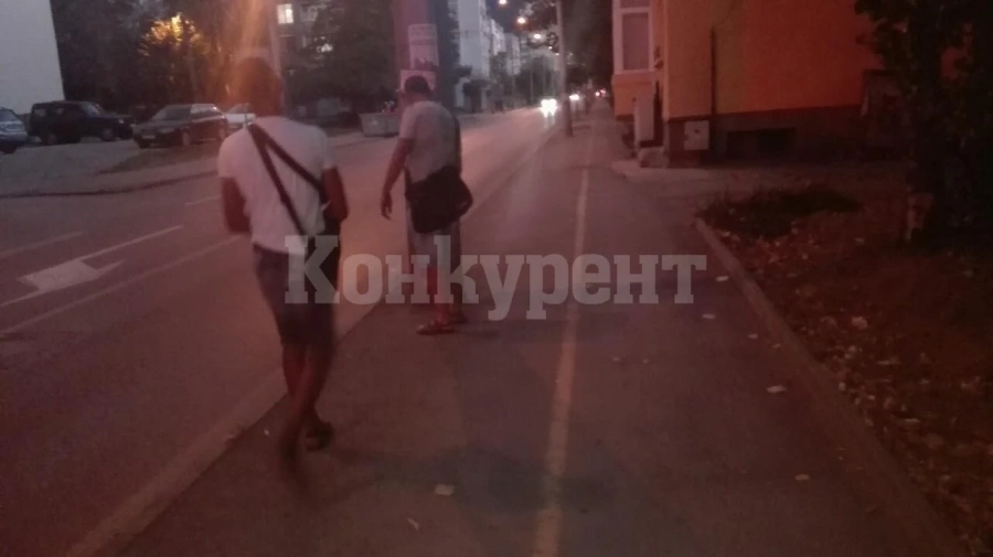 Глобиха лица, разлепващи нерегламентирано рекламни материали във Враца СНИМКИ