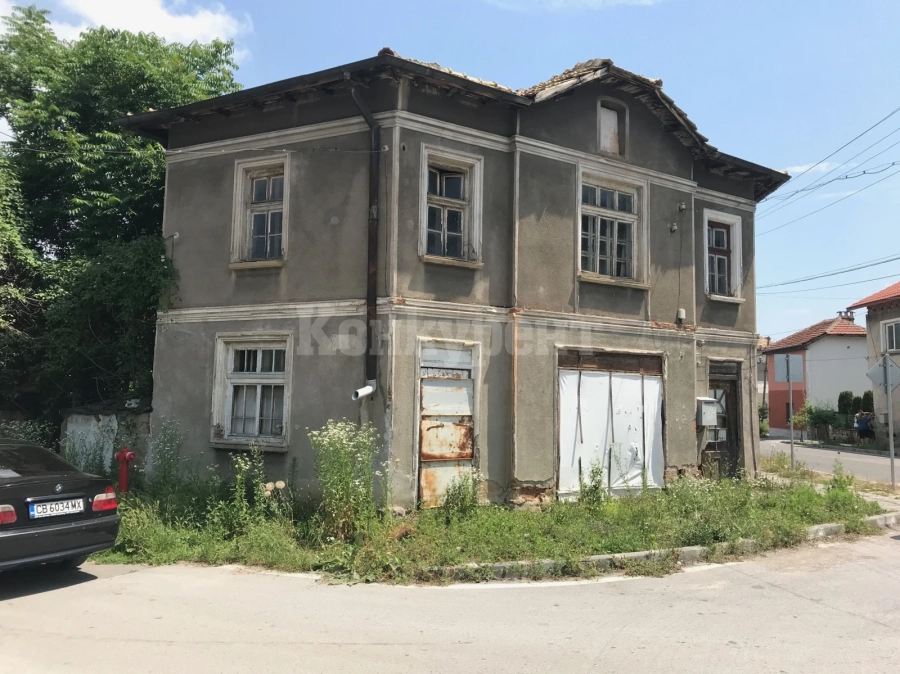 Заради борчове! НАП продава половин къща с двор СНИМКИ