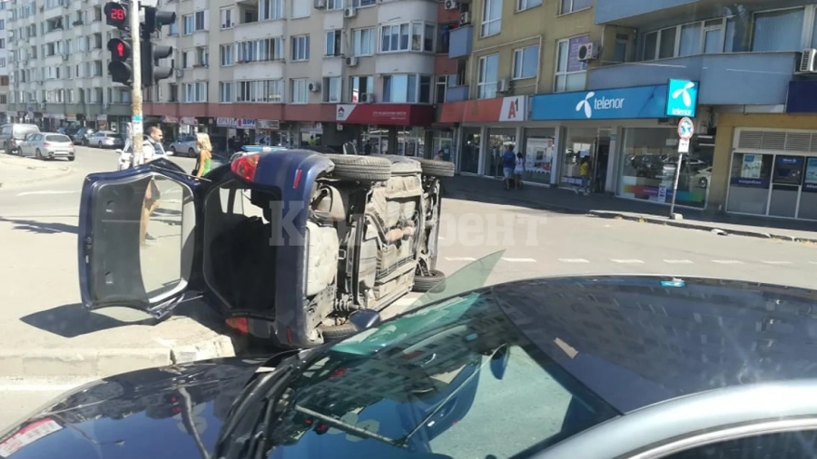 Кола се обърна на кръстовище в „Младост“ СНИМКИ