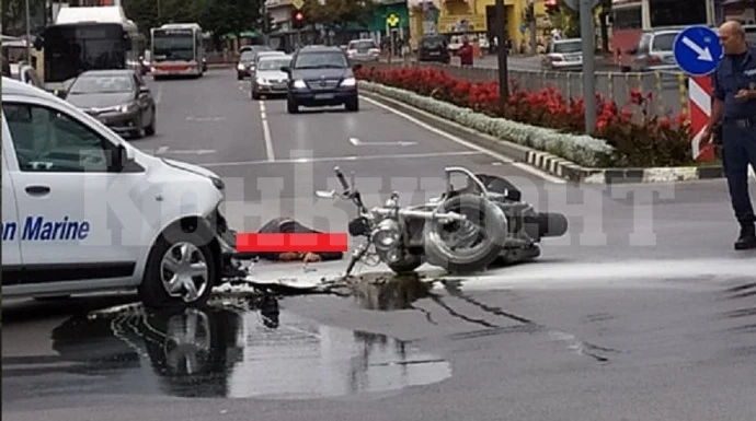 Тежко меле в центъра на Варна, мъж лежи на шосето СНИМКИ