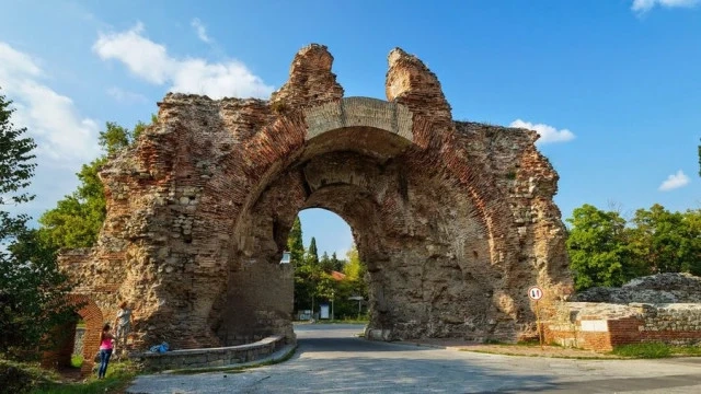 Обсъждат продажбата на общинска баня заради частно голф игрище
