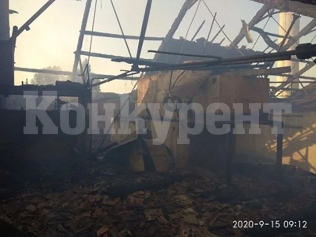 Потушиха пожара в Захарния комбинат в Пловдив (Снимки)