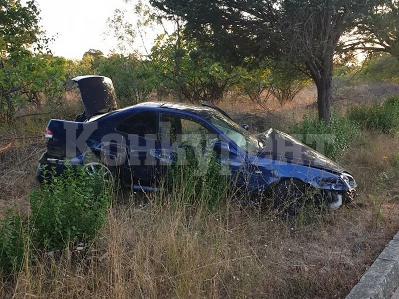 Пиян на кирка се размаза с колата си и нападна ченгетата