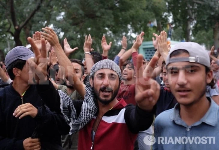 Бежанците вилнеят в лагера във „Враждебна“, полиция и жандармерия прииждат
