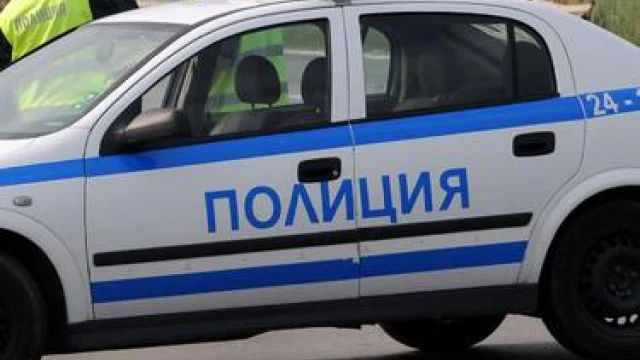 Свалиха номерата на две коли, карани от шофьори без книжки
