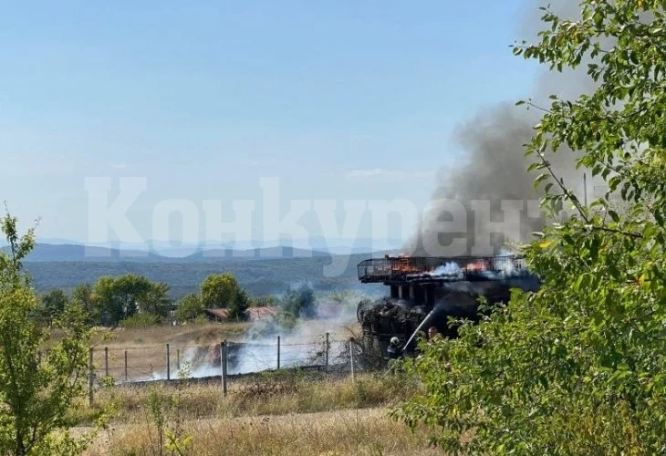 Пламъци поглъщат полигона на Националния военен университет във Велико Търново