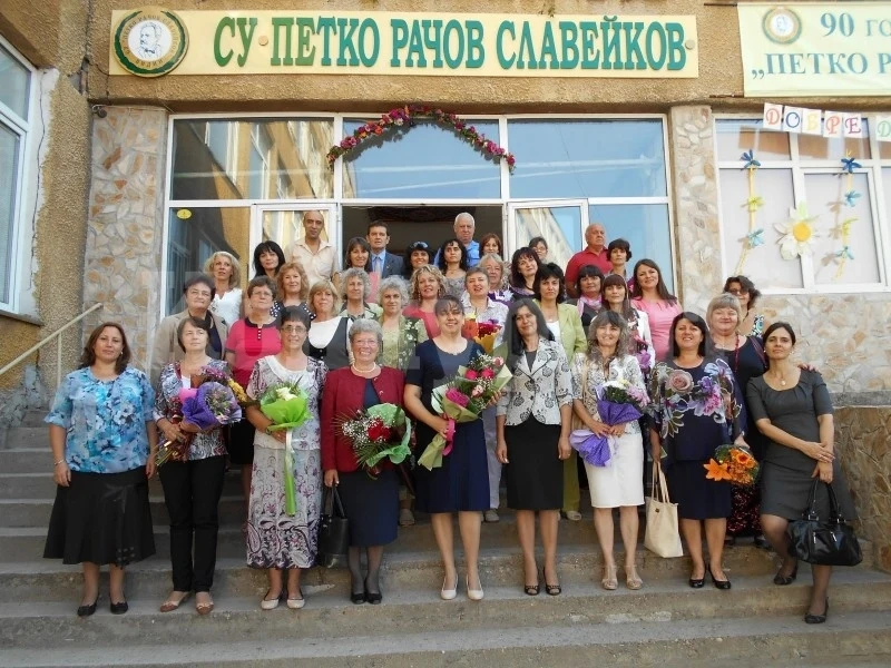Първокласниците от видинското училище „П.Р.Славейков“ посрещнаха първия учебен ден в национални носии