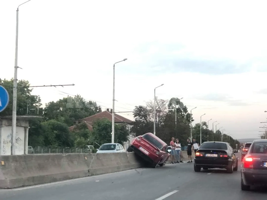 Шофьорът на „Мазда“-та, която кацна върху мантинела във Враца, бил почерпен СНИМКИ