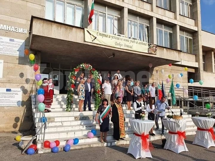 Ето как официално откриха новата учебна година в ПГТР-Враца СНИМКИ