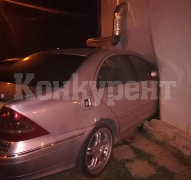 Кола се вряза в магазин, търсят кръв за тежко обгорял мъж