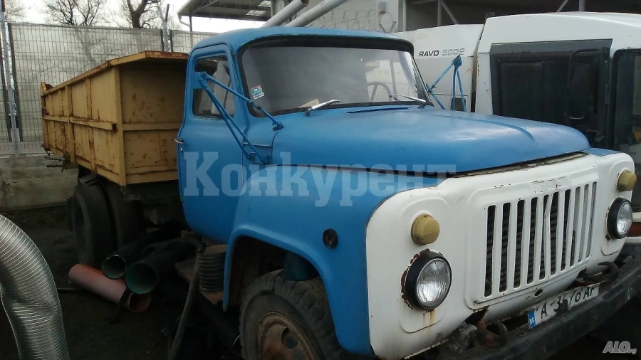 Продават трактор и „ГАЗ“-ка на търг