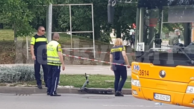 Мъж с „Дачия“ помете две 12-годишни момчета на електрическа тротинетка, едното е със счупен крак
