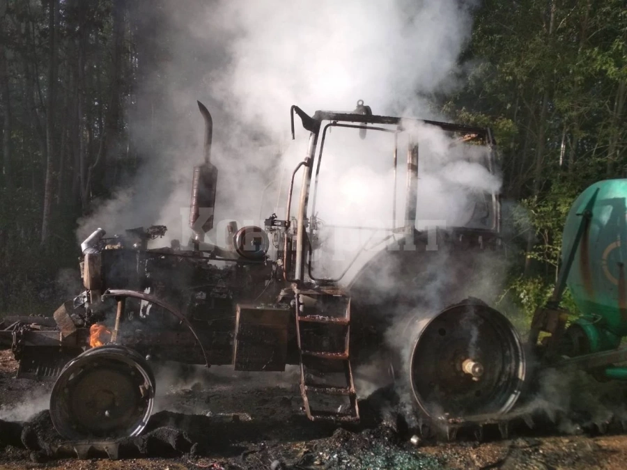 Късо съединение изпепели трактор и постройки, а небрежност опожари лозе и сухи треви във Видинско