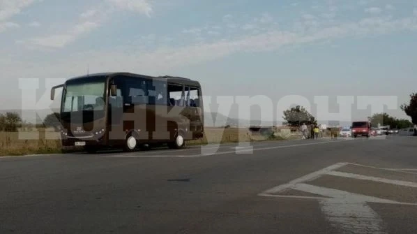 Автобус с военни се размина с челен сблъсък с камион