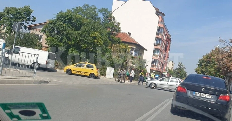 Катастрофа затрудни движението по възлов булевард във Враца