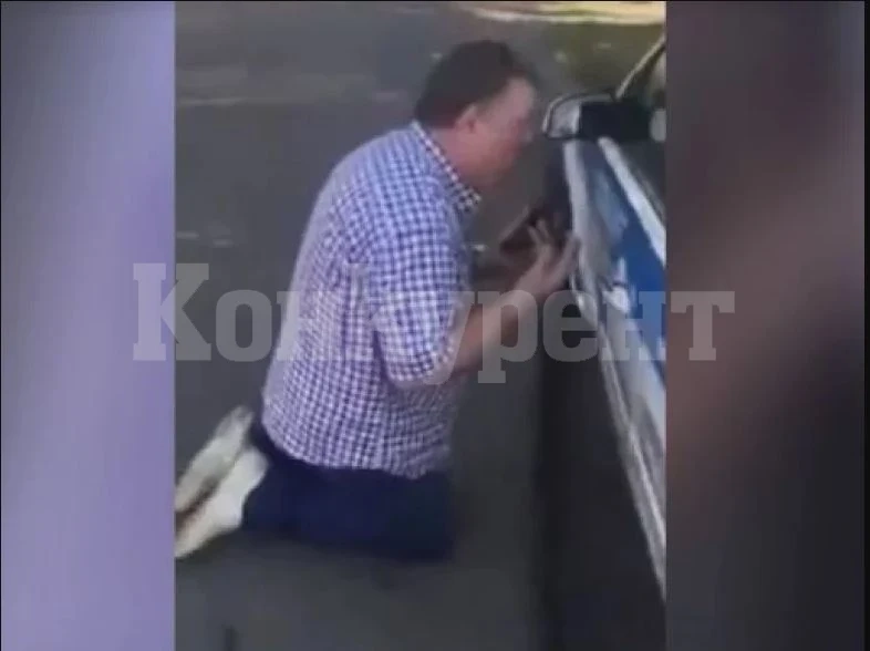 Вижте как шофьор моли на колене пътните полицаи да не му взимат книжката ВИДЕО