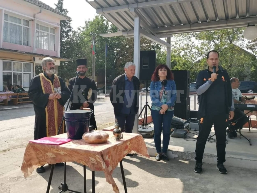 Жителите на Голямо Пещене отбелязаха годишнина от създаването на храм „Св. Георги” СНИМКИ
