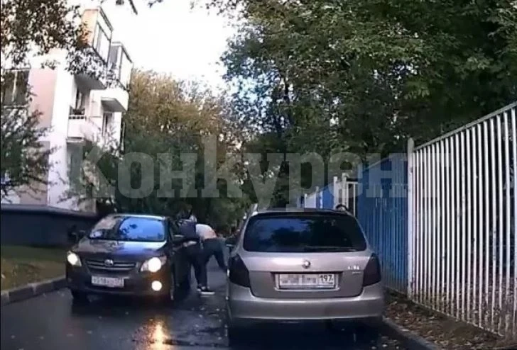 Жесток бой между две шофьорки до училище бе запечатан на ВИДЕО 18+