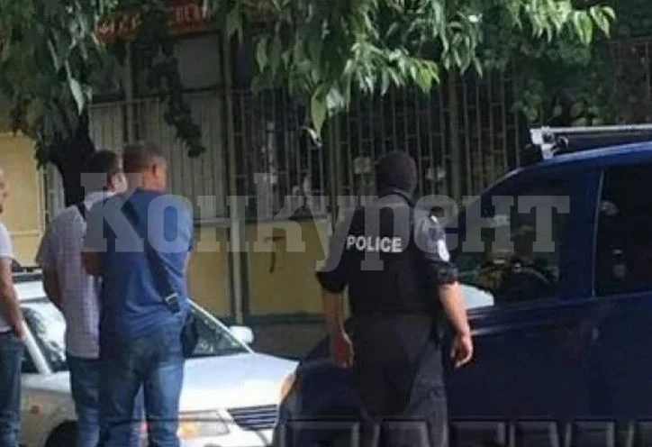 Страшен екшън в Бургас: Барети натикаха мъж в син микробус, а после... ВИДЕО  