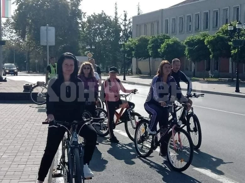 Кметът Николова яхна велосипед в Козлодуй СНИМКИ