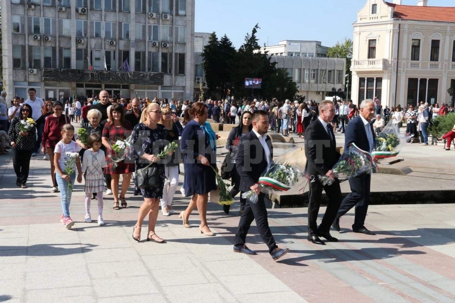 Трима общински съветници - Ценков, Каменов и Пасков, поднесоха цветя на паметника на Трети Бдински полк СНИМКИ