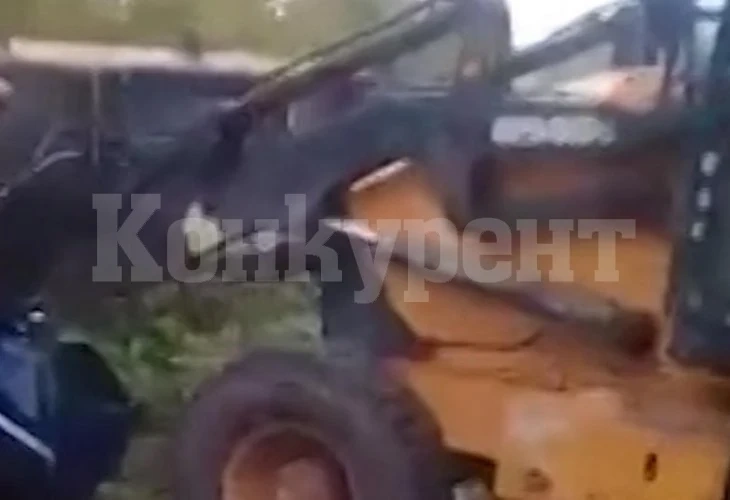 Отмъщение: Младеж разби кола с трактор ВИДЕО