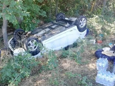 Кола се обърна по таван край монтанско село