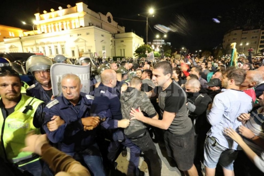 Полицай е ударен с камък в главата на протеста снощи (ВИДЕО)