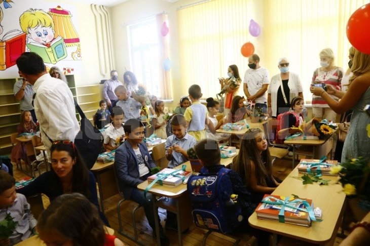 Министър Николова с голямо предложение към МОН за екскурзиите на учениците