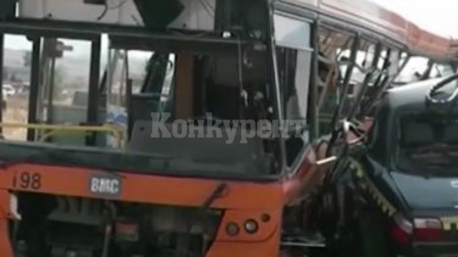 Кола блъсна автобус с 208 км в час (ВИДЕО)