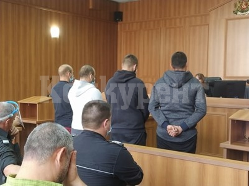 Ще ти вържем пръста с тиксо, да знаем докъде да режем, казват на жертвата си почитатели на бандата на Наглите