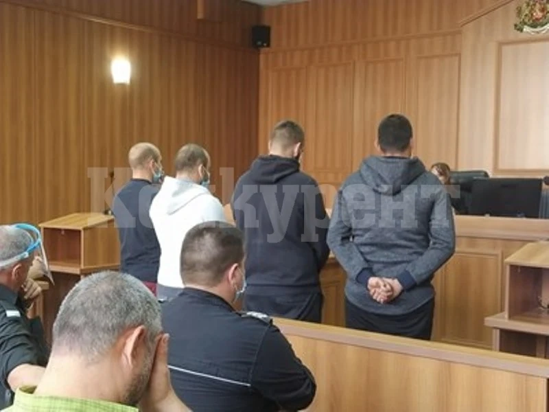 Ще ти вържем пръста с тиксо, да знаем докъде да режем, казват на жертвата си почитатели на бандата на Наглите