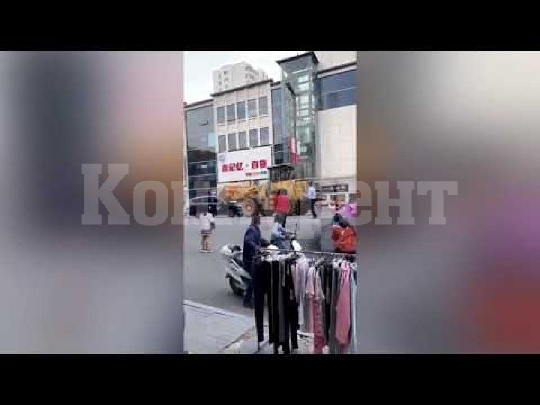 Зрелищен инцидент: Вижте как мъж разби полицейска кола с багер ВИДЕО