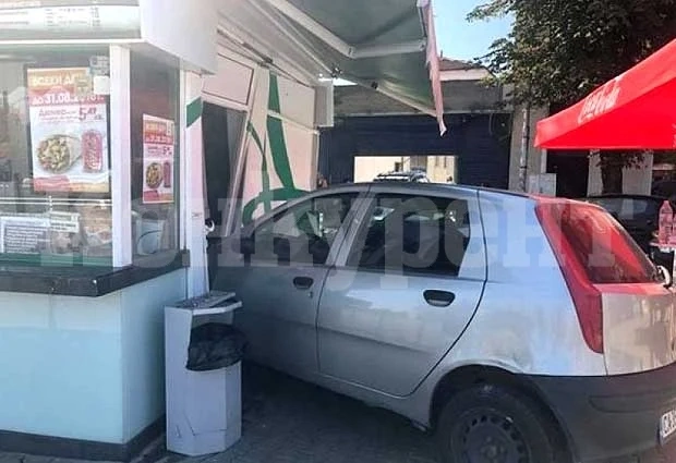 Пълно безумие! Шофьор с „Ауди“ се заби в кафене във Видинско и избяга, мъж е със счупен крак