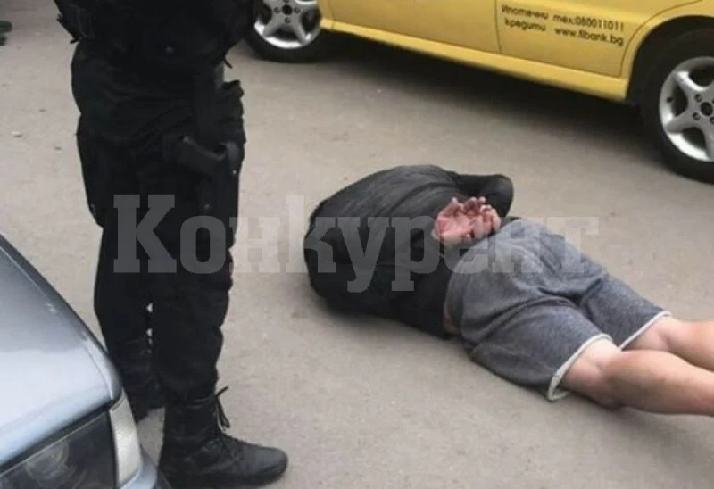 Заловиха двама дилъри на дрога, единият замеря ченгетата със стоката