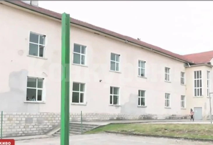 Ученик гони с нож деца, за да ги прави наркомани ВИДЕО
