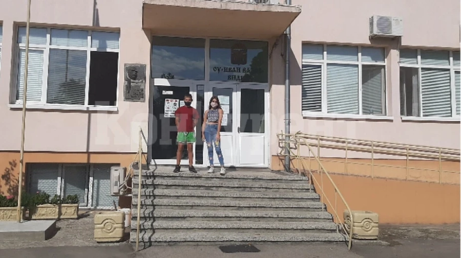 За пример! Ученици от Видин намериха скъп телефон и го предадоха в полицията