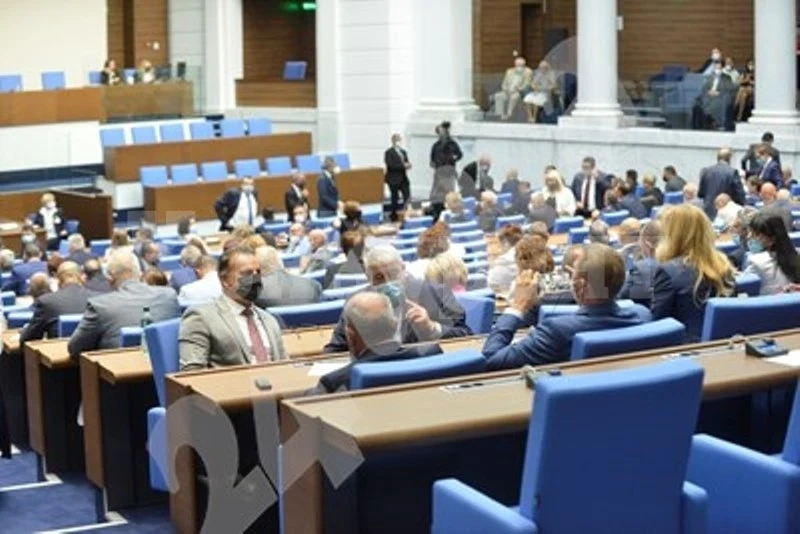 Извънредния труд да е до 300 часа в годината