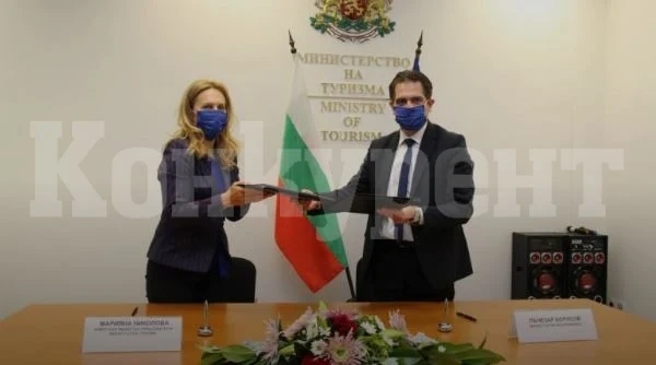 Подписаха договора за помощ за туроператорите
