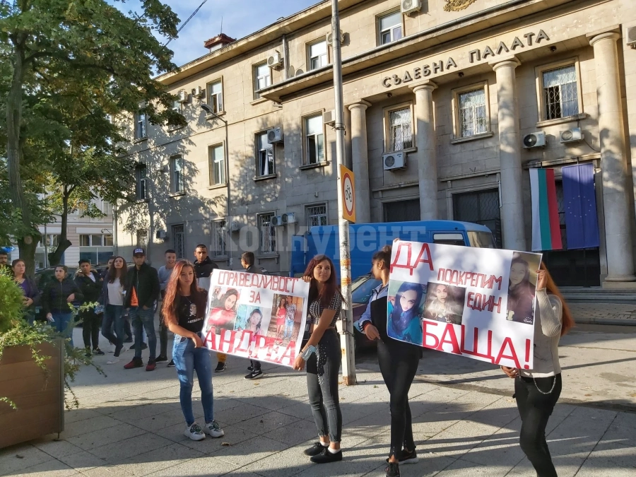 Мълчалив протест в памет на Андреа пред съдебната палата във Враца СНИМКИ+ВИДЕО