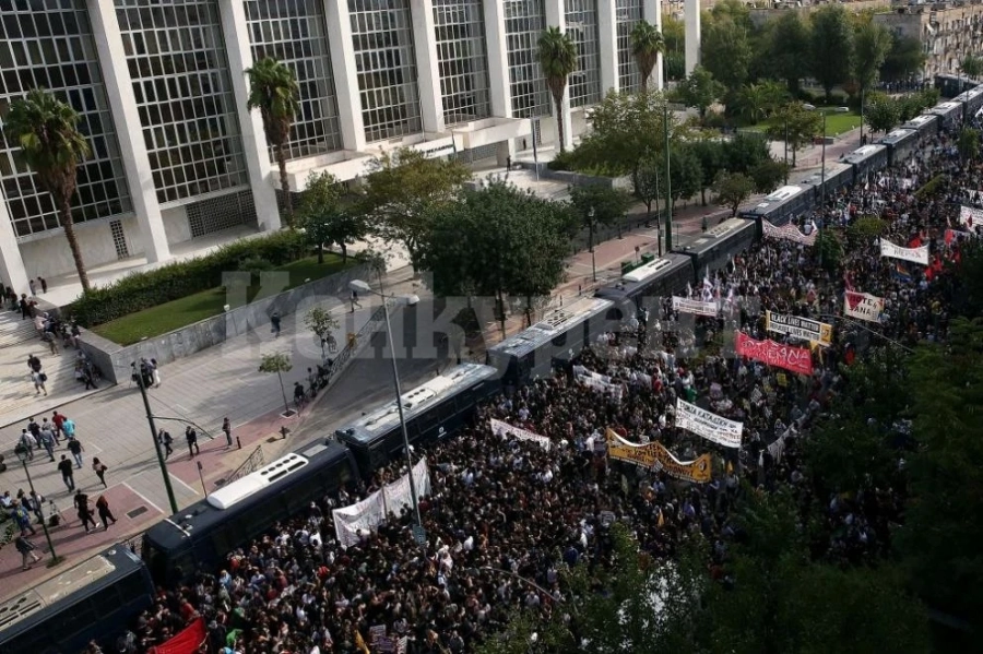 15 000 в Атина са пред съда, той обяви „Златна зора“ за престъпна организация