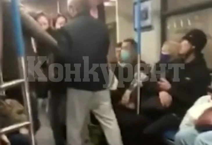 Потресаващо ВИДЕО: Психар тръгна да бие жена, защото кашля в метрото, а после ...