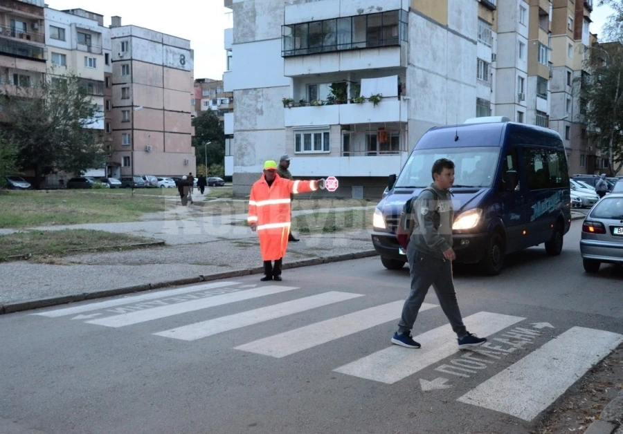 Служители от общинското звено „Охрана“ съдействат за пътната безопасност в района на видински училища
