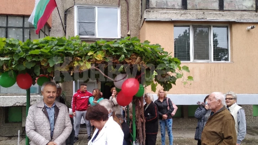 Жители от Монтана сами разкрасиха входа си