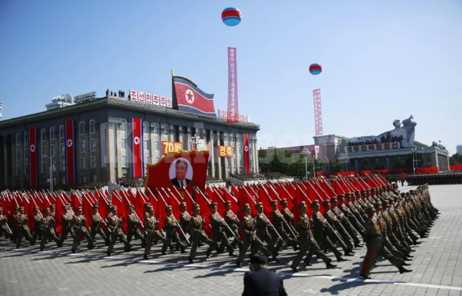 Северна Корея организира голям военен парад в Пхенян